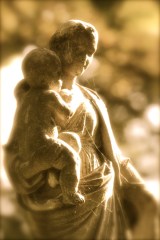 mother and child statue